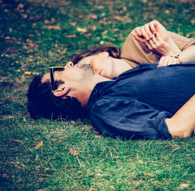 男人和女人躺在草地上
